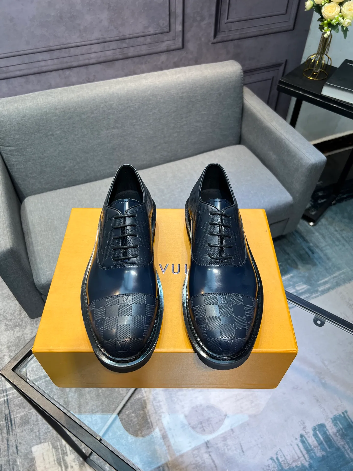 Men's shoes 💰820 [LV] - High-end quality - Upper: 🔝 tumbled cowhide, Nappa cowhide, brand logo sewn on shoe body - Lining: cowhide, foot pads; water-dyed cowhide - Outsole: TPR·rubber foam; two-color molded outsole -Super high quality control·Fine workmanship: highlighted (high-end·luxury·grade) -Size: 39-44 (38 45 can be customized)
